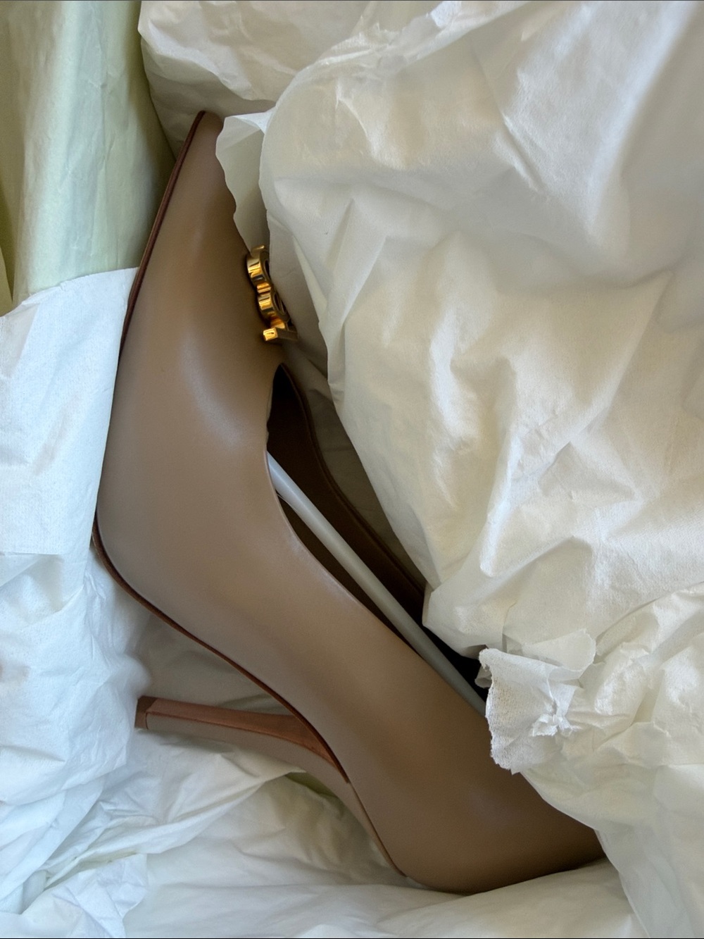 NWT Burberry Ezra Nude/Tan Pointed Leather Pumps with Gold TB Emblem size 37.5 - Picture 9 of 11